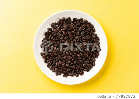 コーヒー豆 黄色背景 コーヒー豆 黄色背景 77987972