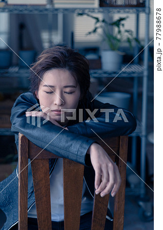 ジェンダーレス　LGBT 椅子に座って目を閉じる女性 77988678
