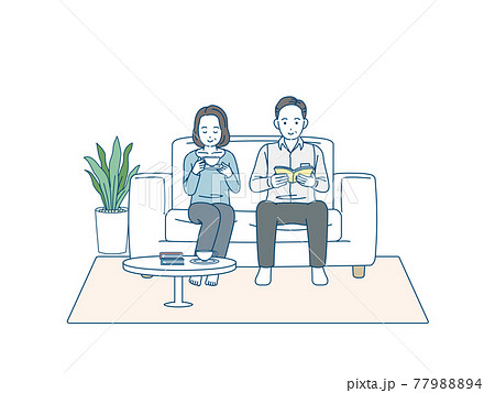 ソファーでリラックスする中高年の夫婦　お茶　読書　ステイホーム　男女　ミドル　イラスト素材 77988894