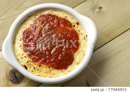 溶けて焦げ目がついたたっぷりチーズのドリア、グラタンを俯瞰で撮影 77988955