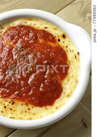 溶けて焦げ目がついたたっぷりチーズのドリア、グラタンを俯瞰で撮影 77988962