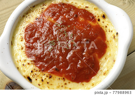 溶けて焦げ目がついたたっぷりチーズのドリア、グラタンを俯瞰で撮影 77988963