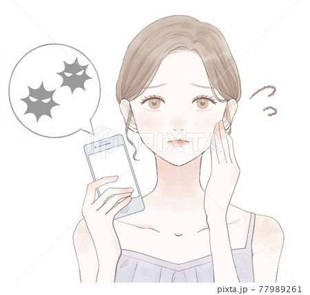 ウイルスに感染したスマホを持つ女性 77989261