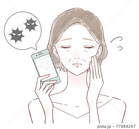 ウイルスに感染したスマホを持つ中年女性 77989267