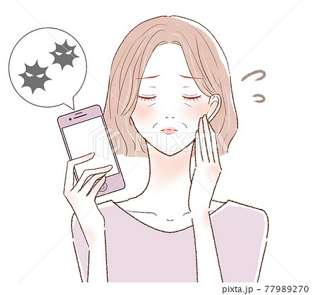 ウイルスに感染したスマホを持つ中年女性 77989270