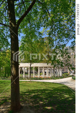フランス・パリ、モンソー公園にあるコロネード、2021年4月4日撮影 フランス・パリ、モンソー公園にあるコロネード、2021年4月4日撮影 77989350