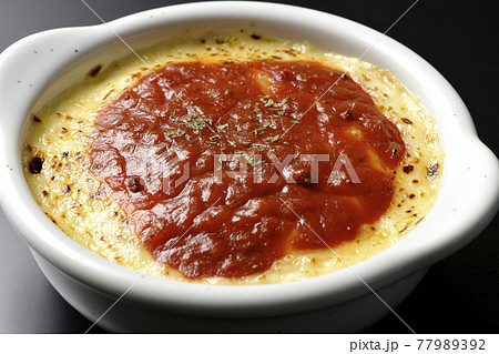 溶けて焦げ目がついたたっぷりチーズのドリア、グラタンを黒背景で撮影 77989392