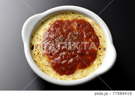 溶けて焦げ目がついたたっぷりチーズのドリア、グラタンを黒背景で撮影（俯瞰） 77989419