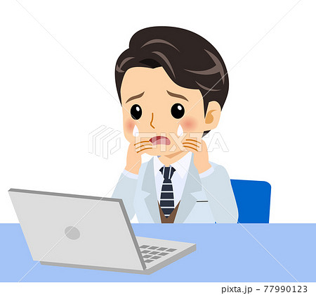 白衣を着た若い男性 77990123