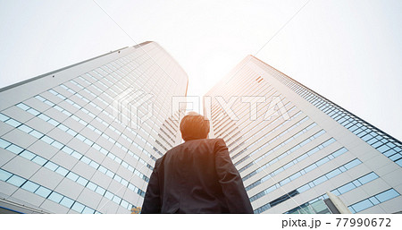 ビルを見上げるビジネスマン 77990672