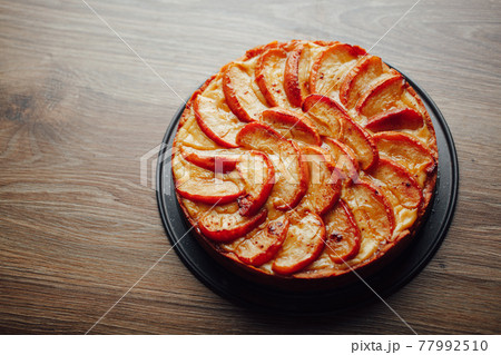 apple tart cake on wooden table top 77992510