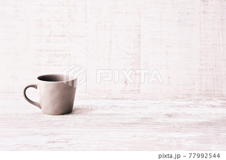 コーヒーカップのシンプル背景素材 コーヒーカップのシンプル背景素材 77992544