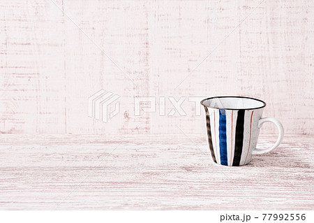 コーヒーカップのシンプル背景素材 77992556