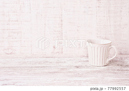 コーヒーカップのシンプル背景素材 77992557