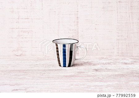 コーヒーカップのシンプル背景素材 77992559