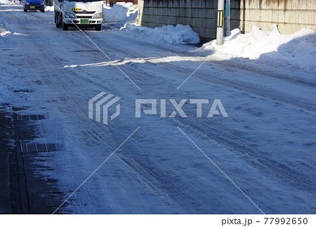 路面の凍結　圧雪凍結する道路 77992650