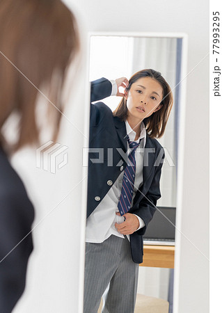 鏡の前でパンツスタイルの制服を着る女子高生 鏡の前でパンツスタイルの制服を着る女子高生 77993295