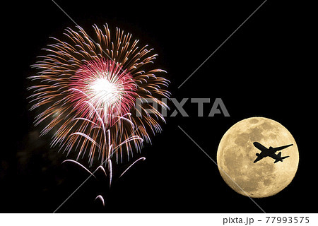 花火と満月と飛行機のシルエットの写真素材 花火と満月と飛行機のシルエットの写真素材