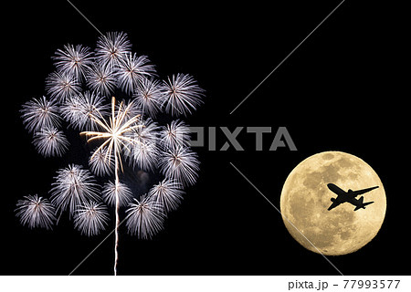 花火と満月と飛行機のシルエットの写真素材 花火と満月と飛行機のシルエットの写真素材