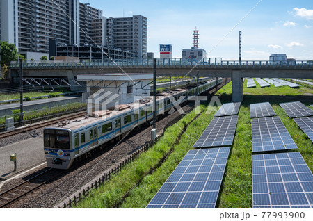 メガソーラーと北総線の電車 77993900