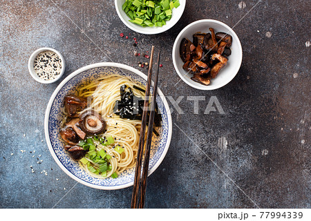 Ramen noodles with shiitake mushrooms 77994339
