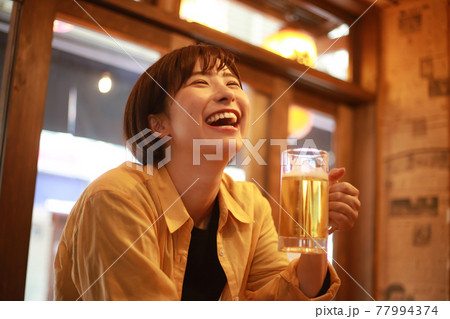 お酒を飲む女性 お酒を飲む女性 77994374