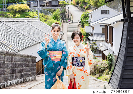 女子旅で酢屋の坂で記念撮影をする着物姿の女性 【杵築市】 77994397