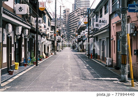 緊急事態宣言で一斉休業している歓楽街02 緊急事態宣言で一斉休業している歓楽街02 77994440