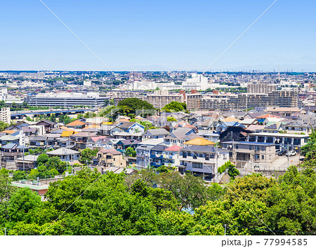 青空が広がる郊外の住宅地 東京 青空が広がる郊外の住宅地 東京 77994585
