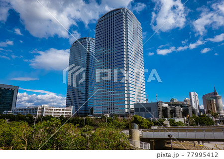 幕張メッセから海浜幕張駅方面に連なるオフィスビル群（海浜幕張ワールドビジネスガーデン） 77995412