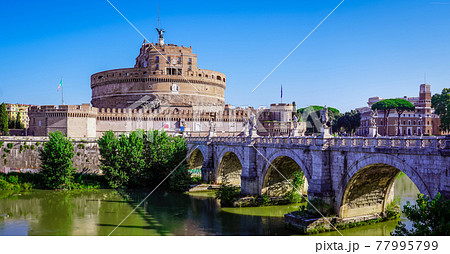 晴れた日のローマ、サンタンジェロ城に続くサンタンジェロ橋(Sant'Angelo) 晴れた日のローマ、サンタンジェロ城に続くサンタンジェロ橋(Sant'Angelo) 77995799