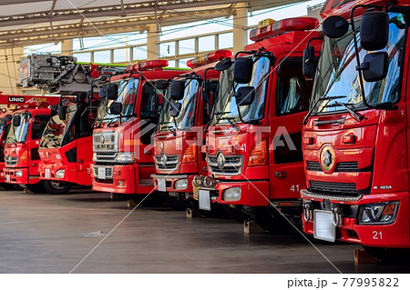 並んでいるたくさんの消防車両 77995822