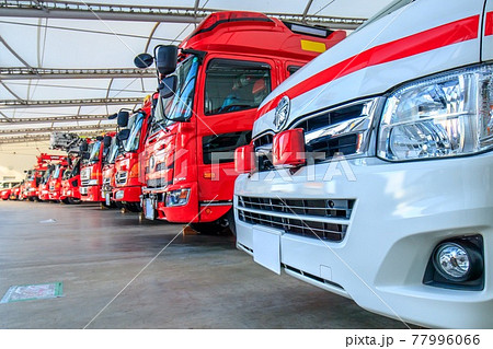 並んで停まっている消防車と救急車 77996066