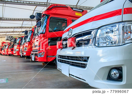 並んで停まっている消防車と救急車 77996067