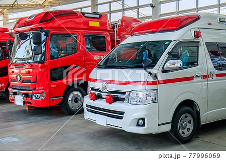 並んで停まっている消防車と救急車 77996069
