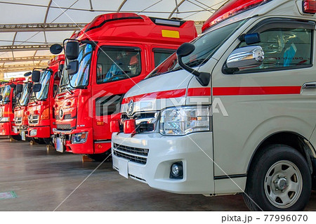 並んで停まっている消防車と救急車 並んで停まっている消防車と救急車 77996070