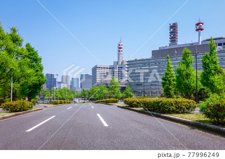 閑散とした国会前交差点から皇居外苑を取巻く官庁街や丸の内の高層ビル群 閑散とした国会前交差点から皇居外苑を取巻く官庁街や丸の内の高層ビル群 77996249