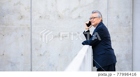 ビジネスマン シニア男性 スマホ ビジネスマン シニア男性 スマホ 77996416