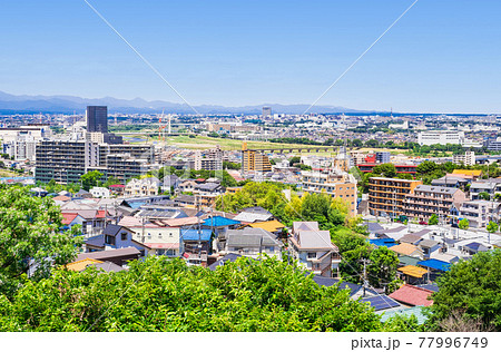 青空が広がる郊外の住宅地　東京 77996749