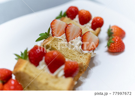 白いお皿に盛り付けられた苺のシフォンケーキサンドの写真素材