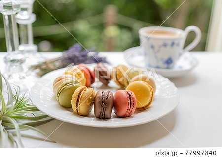 白いお皿に盛り付けられたカラフルなマカロン 77997840