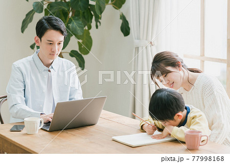 勉強する子供とテレワークする父親 77998168