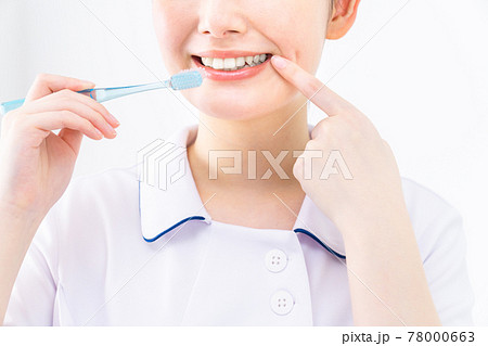 歯ブラシをしながら指差す看護師 78000663