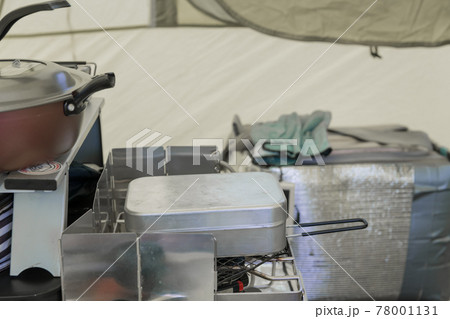 【テント内はメスティンで料理の準備】 78001131