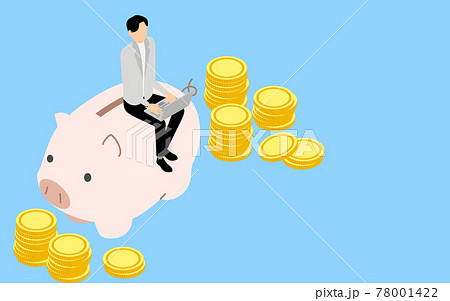 お金の教育イメージ、豚の貯金箱に座ってノートパソコンを触る男性とコイン、アイソメトリック 78001422