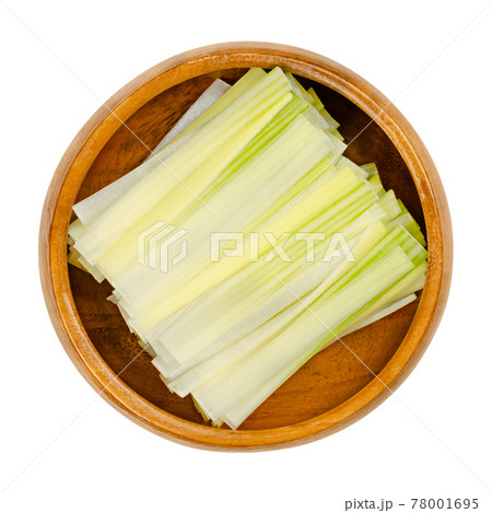Leek strips, in a wooden bowl. Leeks julienne, leek leaves cut into strips. Allium ampeloprasum, a crunchy and firm vegetable with mild and onion-like taste. Close-up, from above, macro food photo. Leek strips, in a wooden bowl. Leeks julienne, leek leaves cut into strips. Allium ampeloprasum, a crunchy and firm vegetable with mild and onion-like taste. Close-up, from above, macro food photo. 78001695