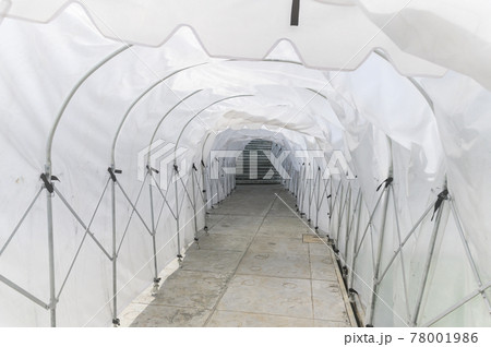 Plastic tunnel guard against rain or sunlight walkway, can move by wheel 78001986