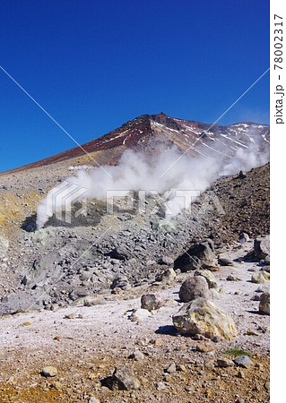 北海道　噴煙の立ち上がる旭岳 78002317
