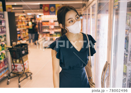 Woman with mask in supermarket 78002496