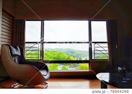 旅館の部屋で休日を過ごす 78004299